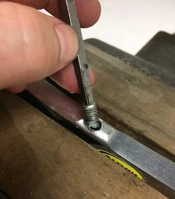 Mavic Fore/M7 Spoke Nipple Extraction 1