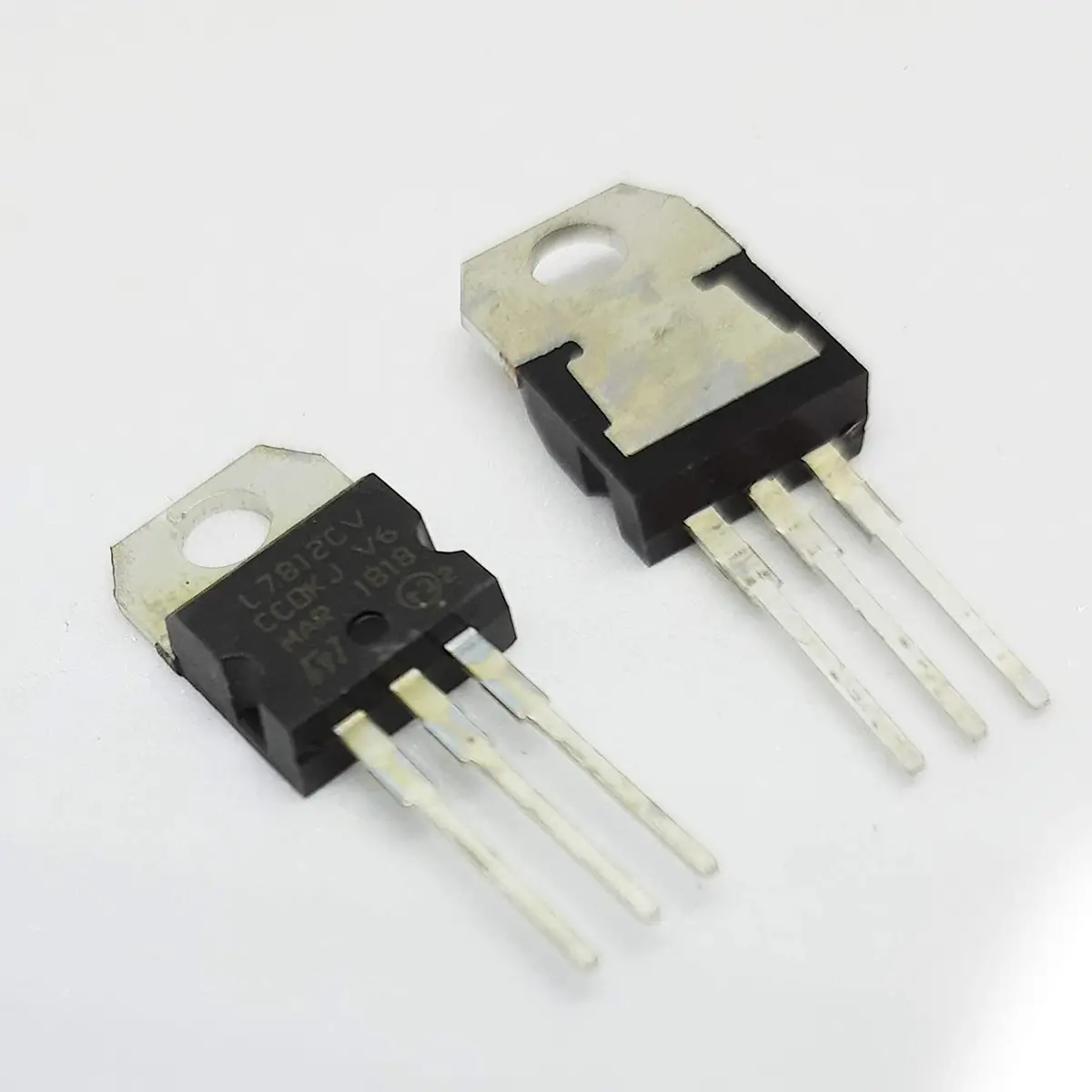 7812 Voltage Regulator Ic 12V 1