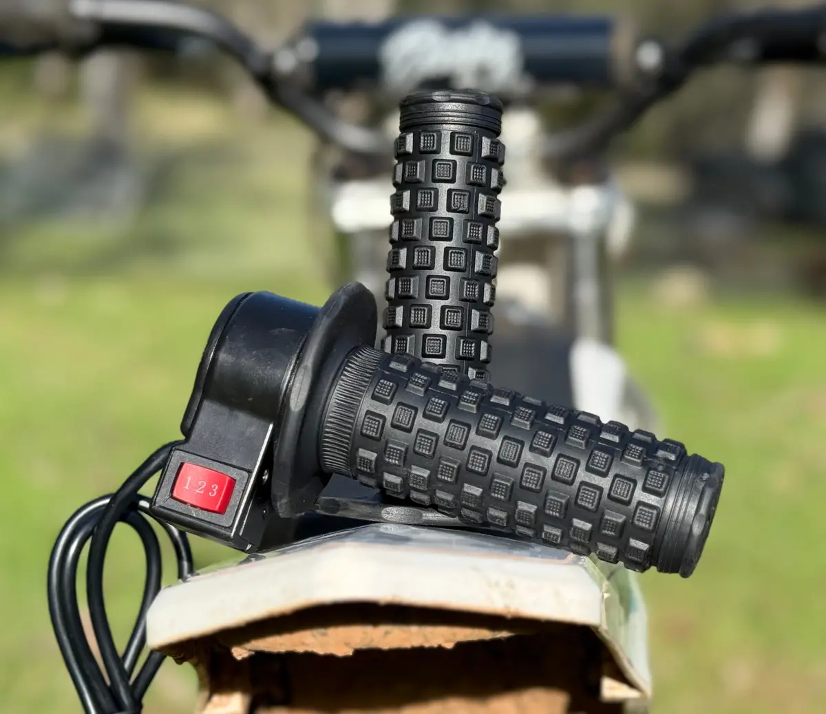 E&C Emx® Lite Throttle 1